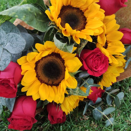 Ramos de rosas con girasoles