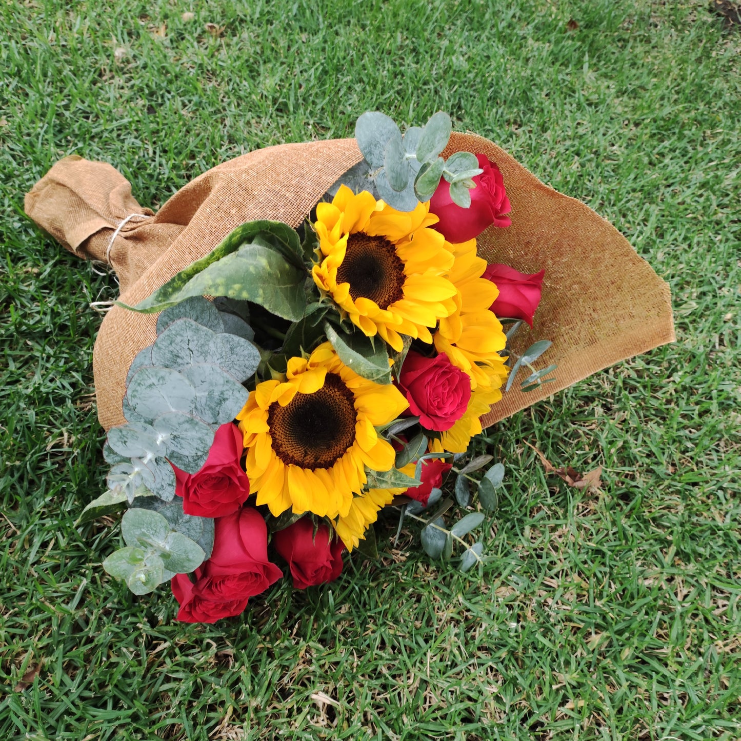 Ramos de rosas con girasoles