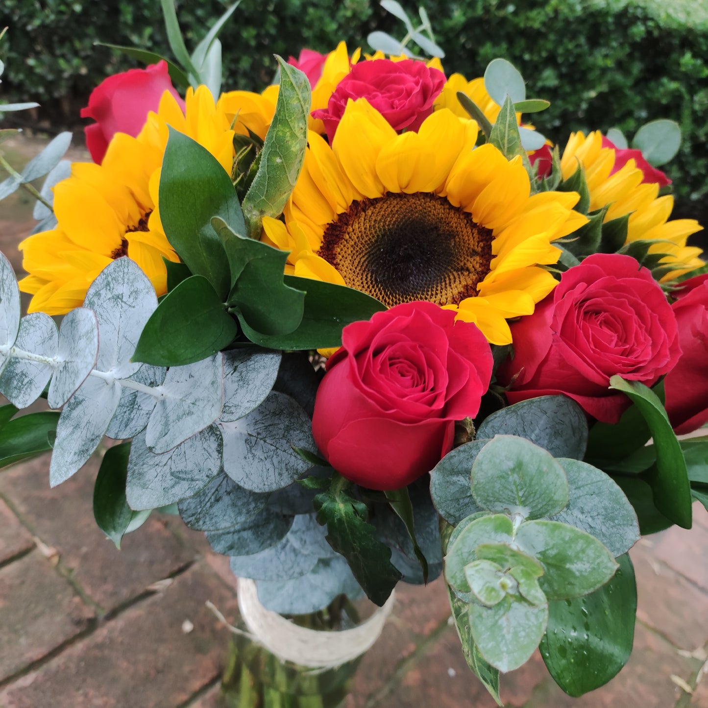 Rosas y girasoles