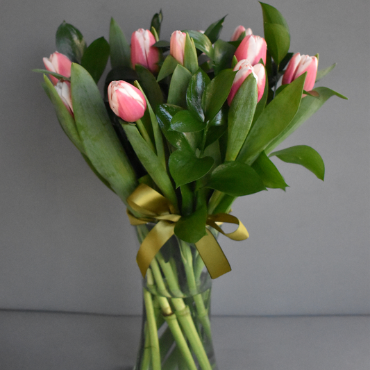 Tulipanes en florero